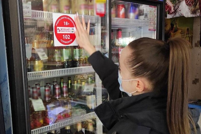 На Чернігівщині ювенальні поліцейські розказали про покарання для осіб, які продають алкоголь дітям