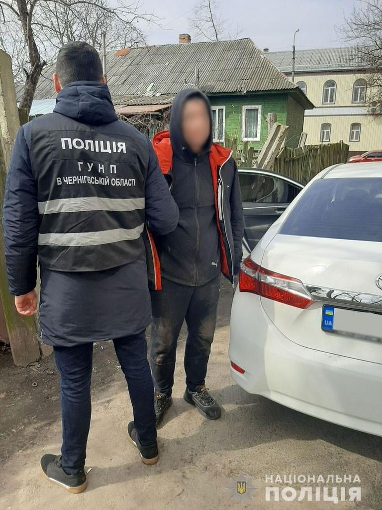 Трьох злодіїв-гастролерів із Сум затримали прямо в пограбованій квартирі Чернігова