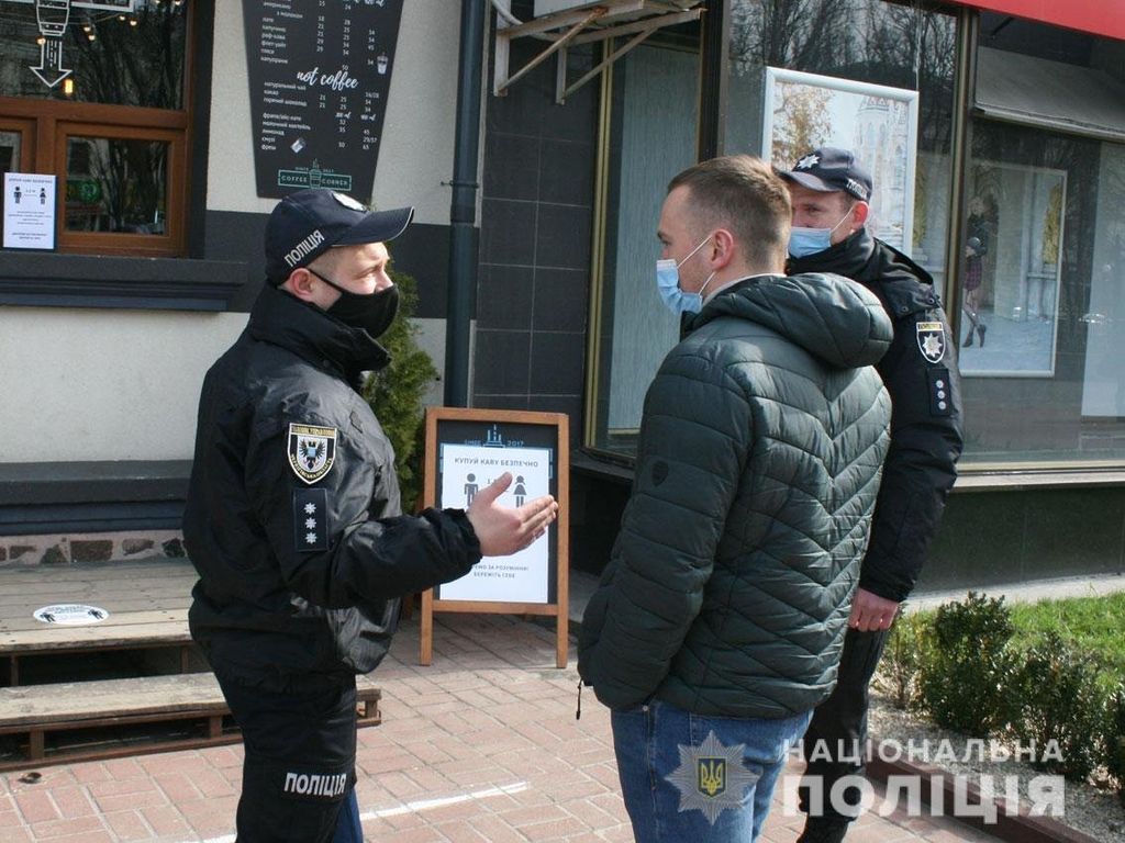 На вулицях Чернігова поліція проводить рейди та шукає порушників карантину