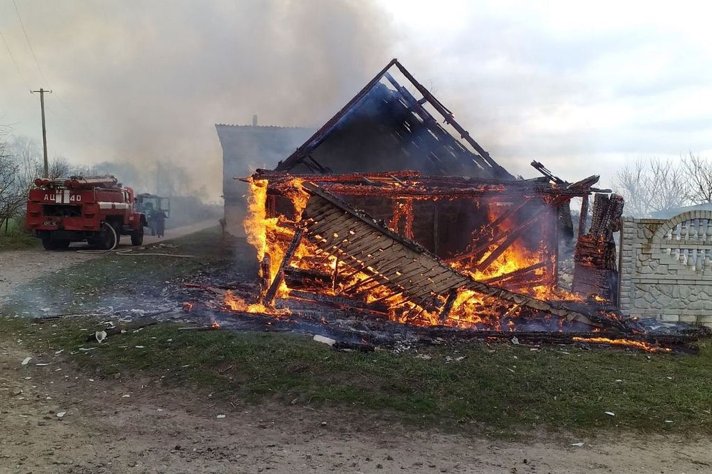 Тіло знайшли під завалами: одна людина загинула, а інша обгоріла в пожежах на Чернігівщині