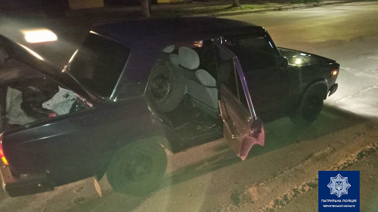 Серед ночі викрали колесо від "копійки": поліція затримала двох чоловіків у Чернігові