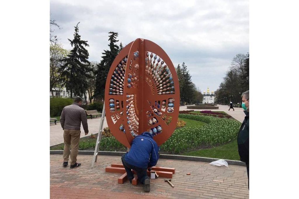 Триметрову писанку з нагоди Великодня встановили у центрі Чернігова