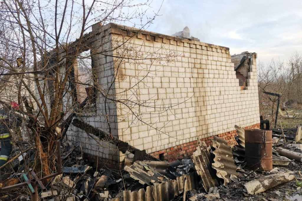 Вигорів ущент: у Чернігові пожежа знищила дачний будиночок