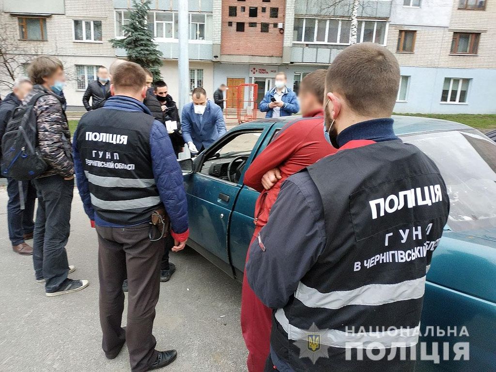Злодіїв, які приїхали на Чернігівщину аби пограбувати магазин, затримали на вул. Київській