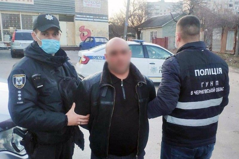 Чернігівська поліція затримала підозрюваних у грабежі та крадіжках ювелірних прикрас