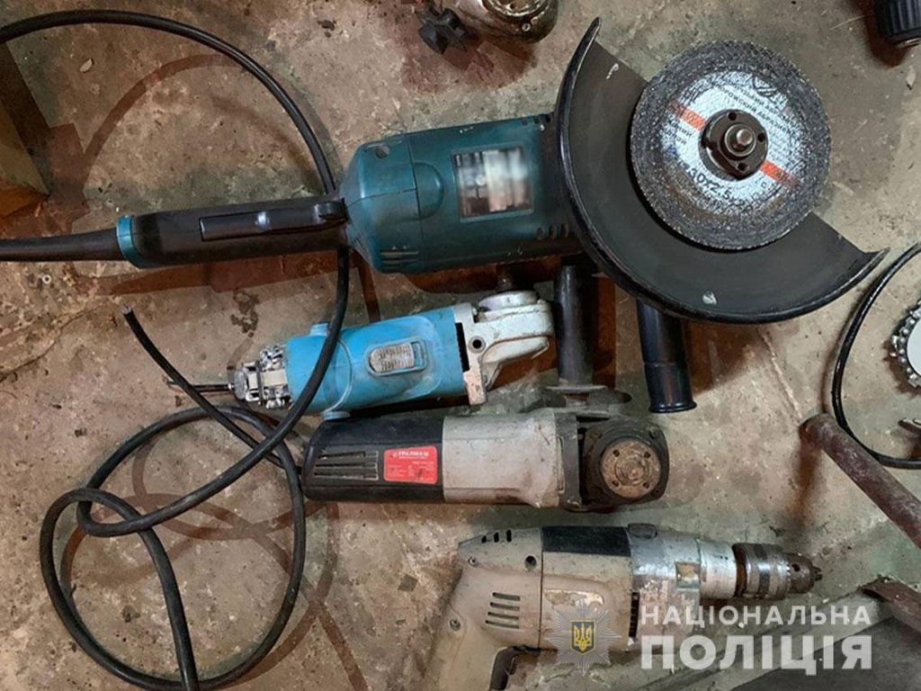 Обчищали сараї та гаражі: на Чернігівщині затримали трьох серійних крадіїв