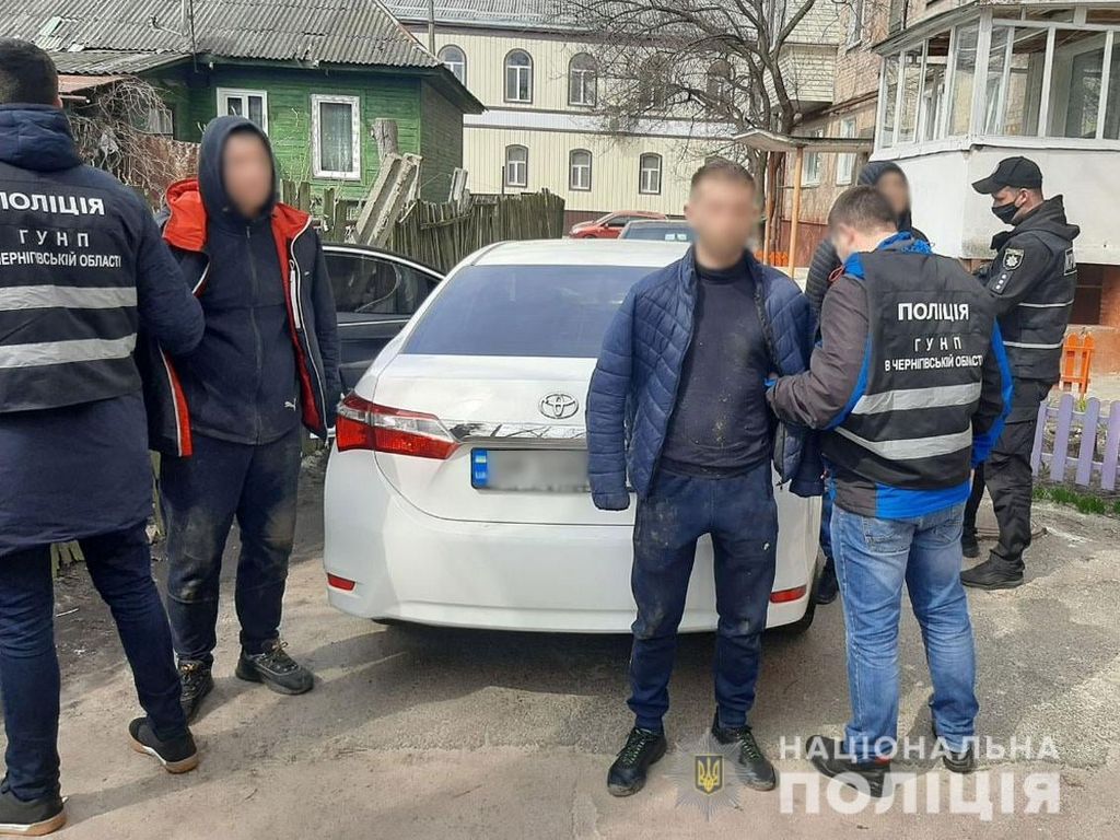 Трьох злодіїв-гастролерів із Сум затримали прямо в пограбованій квартирі Чернігова