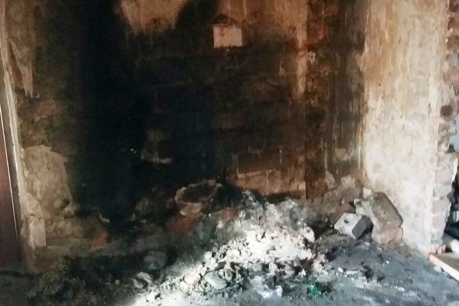 Двоє дорослих і дитина опинилися в палаючому будинку неподалік Чернігова