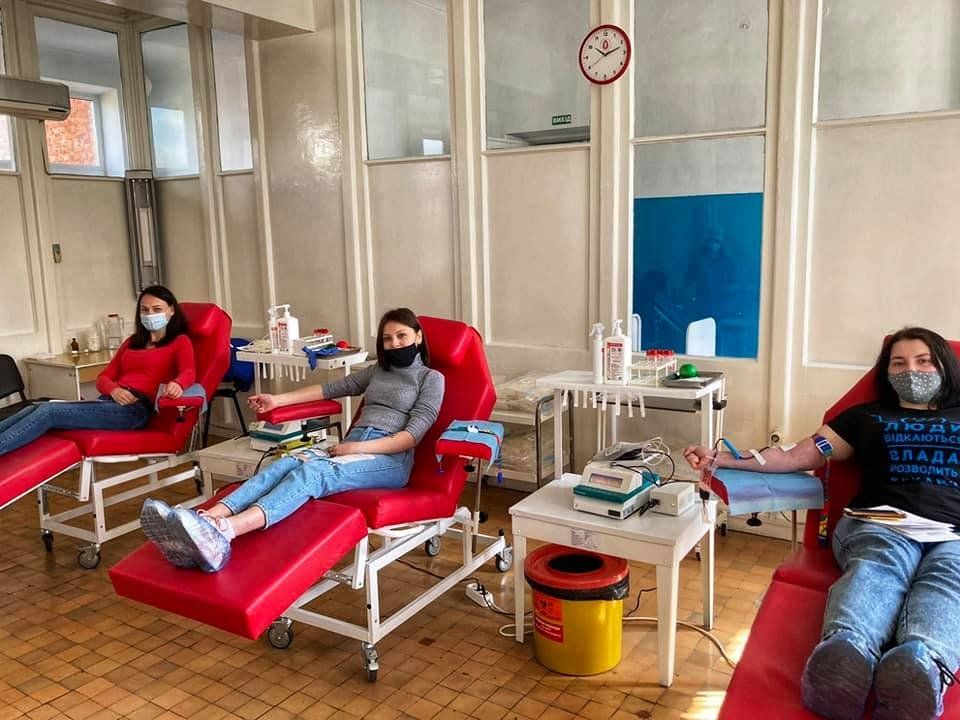 Спецперепустка не потрібна: громадським транспортом у Чернігові можуть їздити донори крові