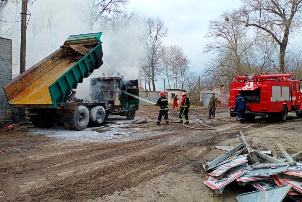 Житель Чернігівщини обговорів під час пожежі автомобіля «КРАЗ»