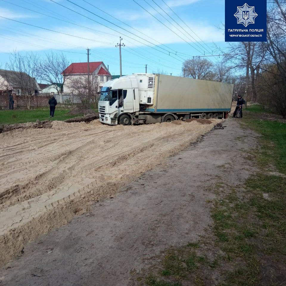Дорожні знаки не просто для краси: вантажівка загрузла в пісках на Малиновського у Чернігові