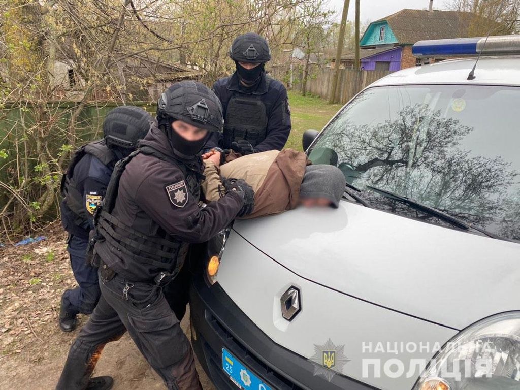 Обчищали сараї та гаражі: на Чернігівщині затримали трьох серійних крадіїв