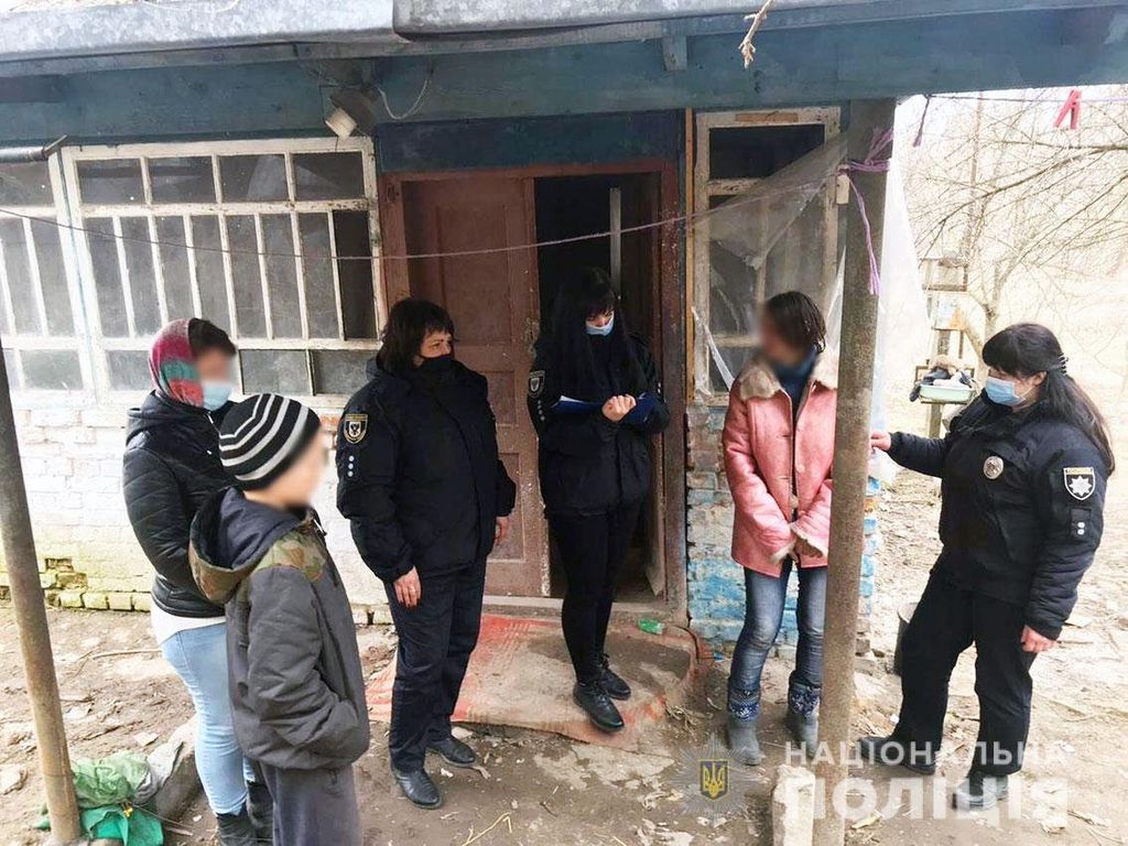 Наздогнала і вдарила ножем: на Чернігівщині мати накинулася на власного сина