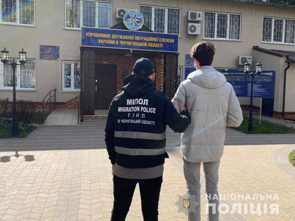 Незаконно оформлював кредити на людей: у Чернігові затримали громадянина Молдови