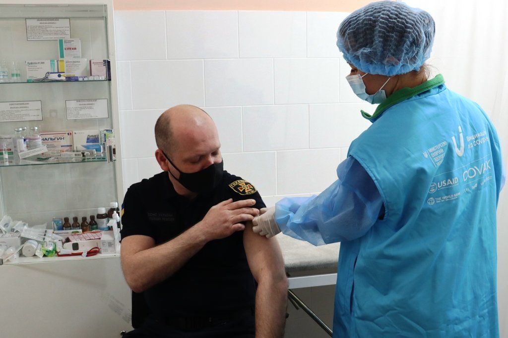 Вже 260 чернігівських рятувальників отримали першу дозу вакцини від коронавірусу