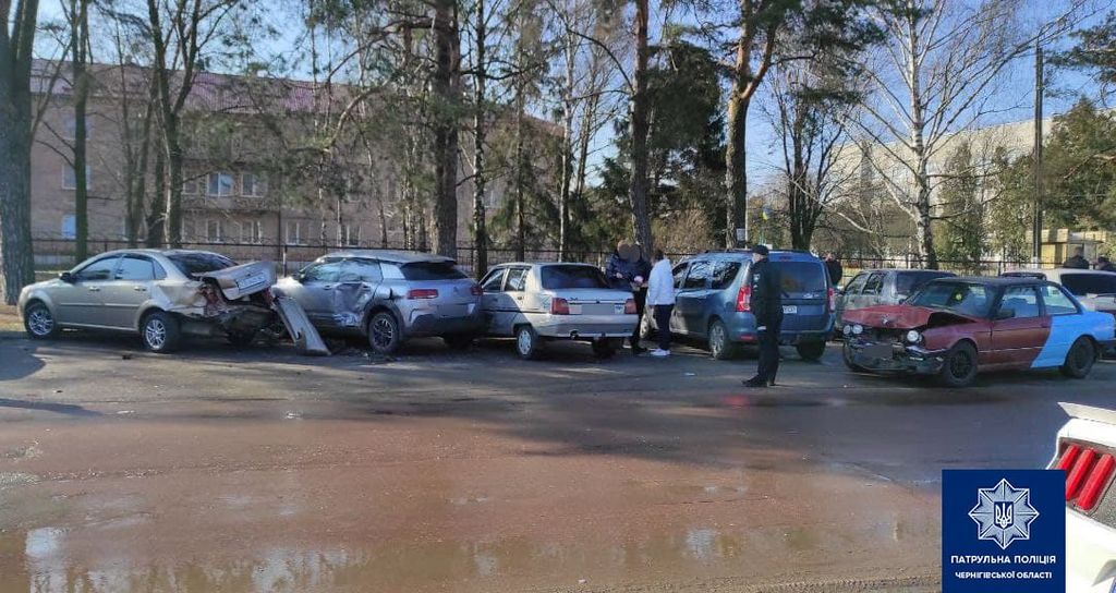 Необачний водій в’їхав у припарковані неподалік чернігівської обллікарні автівки