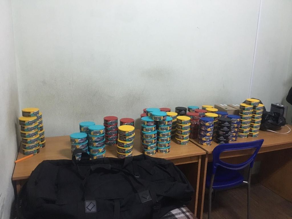 Чернігівські митники затримали 28-річного контрабандиста: він перевозив 177 банок російської суміші для кальяну