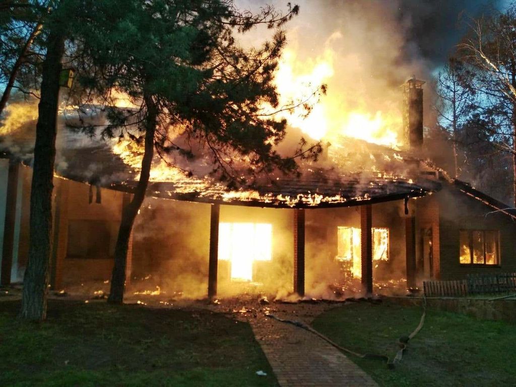 Вогонь охопив двоповерхівку: на Чернігівщині згоріла риболовецька база