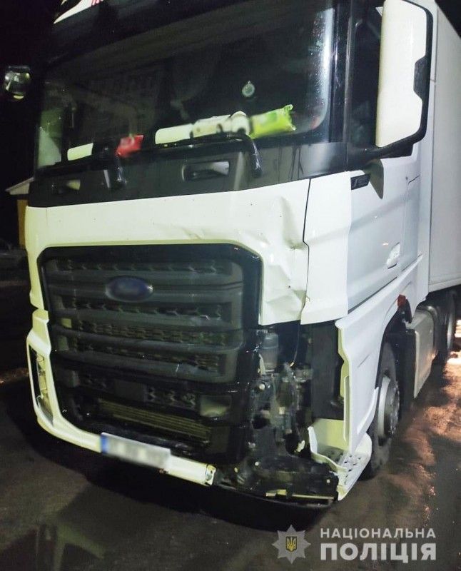 На Чернігівщині іноземець за кермом вантажівки збив двох велосипедисток: одна загинула