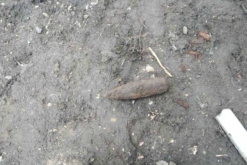 Артилерійський снаряд знайшли будівельники біля СТО «Рута» в Чернігові