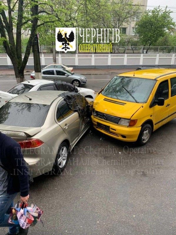 ДТП на Шевченка: бус врізався у два автомобілі (Фотофакт)