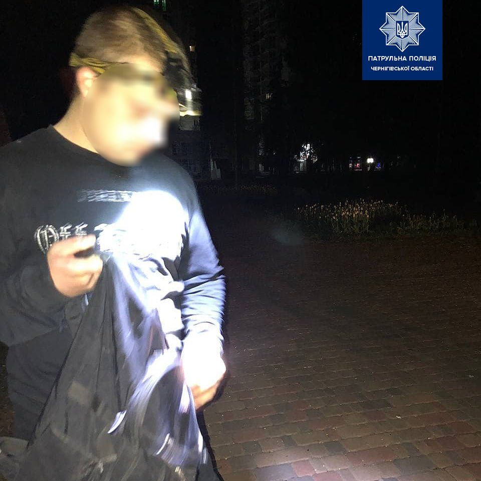 «Подарунок» від вандала: 40 тюльпанів зірвав молодик із клумби у Чернігові