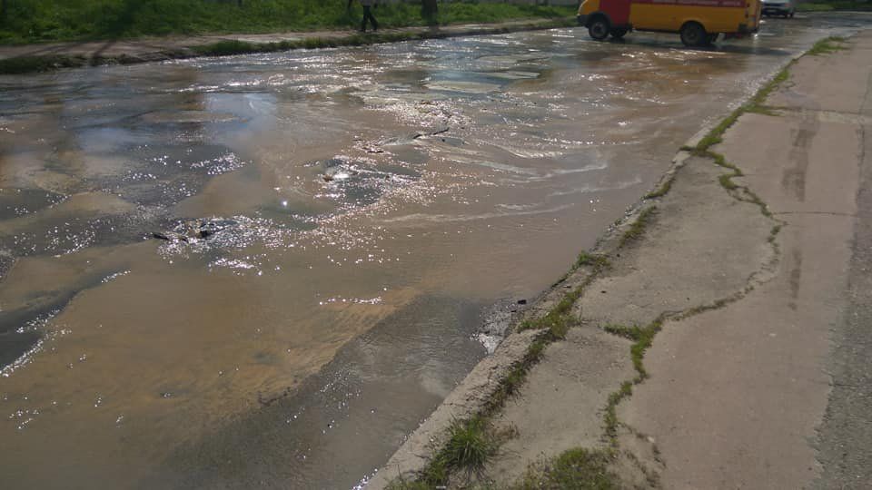 Прорив теплотраси: в Чернігові затопило вулицю Старобілоуську
