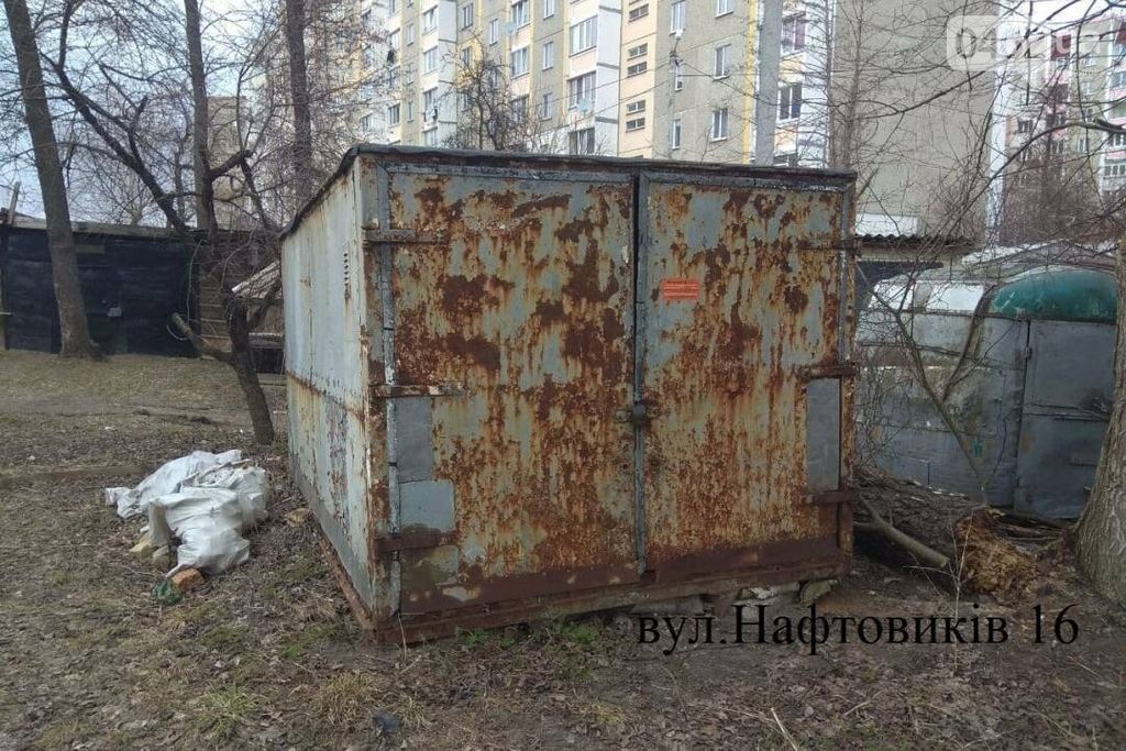 Незаконні гаражі та сараї продовжують прибирати з дворів Чернігова. У новому списку – 25 споруд