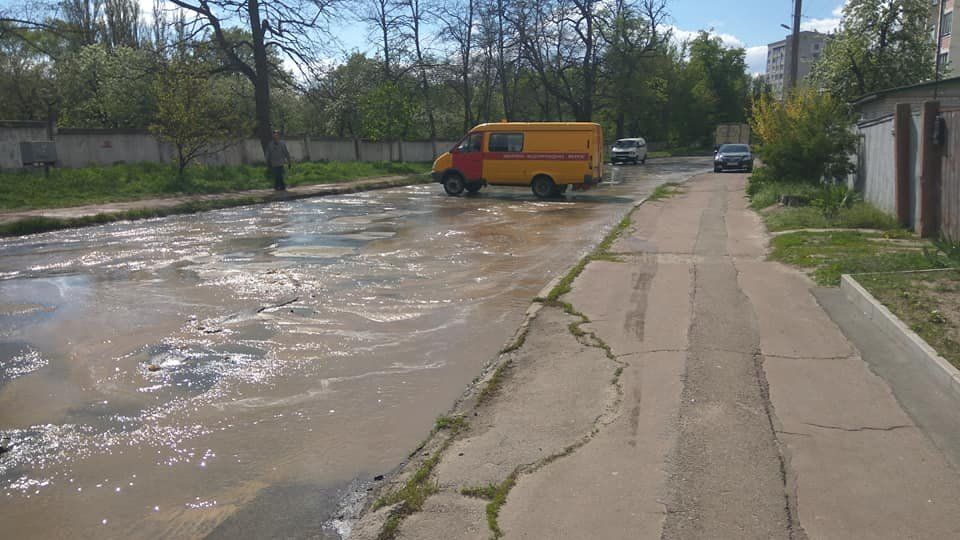 Прорив теплотраси: в Чернігові затопило вулицю Старобілоуську