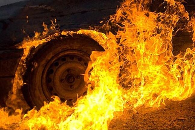 На Чернігівщині згоріла автівка. Водій отримав опіки обличчя