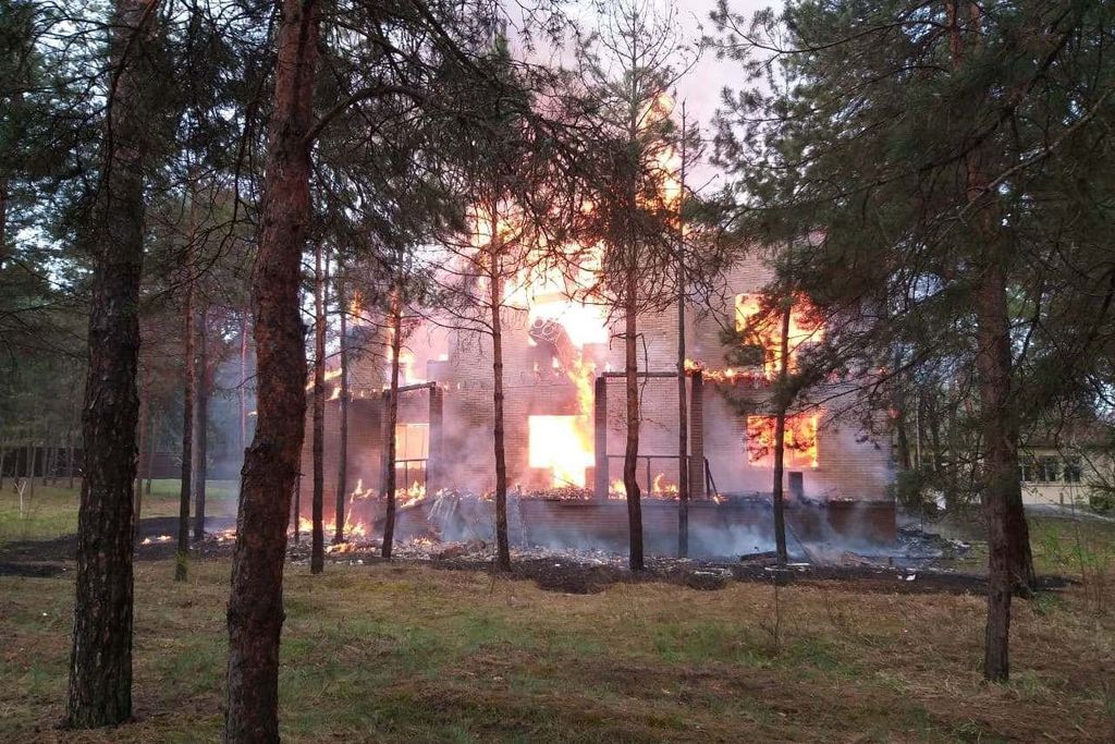 Вогонь охопив двоповерхівку: на Чернігівщині згоріла риболовецька база