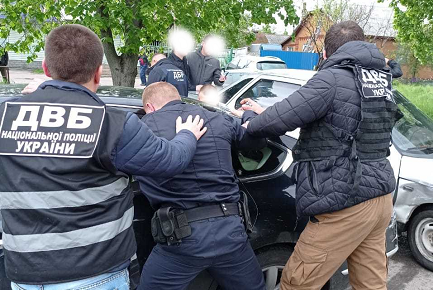 На Чернігівщині двом поліцейським-хабарникам повідомлено про підозру