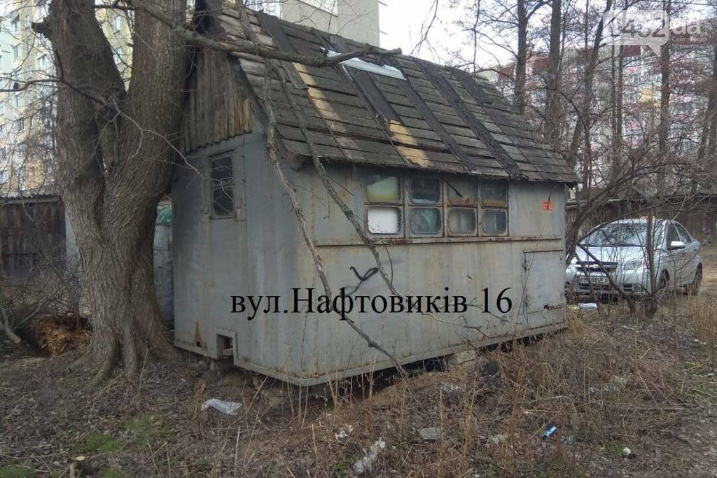 Незаконні гаражі та сараї продовжують прибирати з дворів Чернігова. У новому списку – 25 споруд