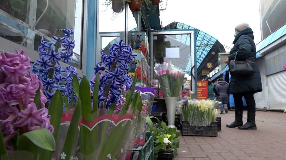 У Чернігові демонтують квіткові ряди біля "Дитячого світу"