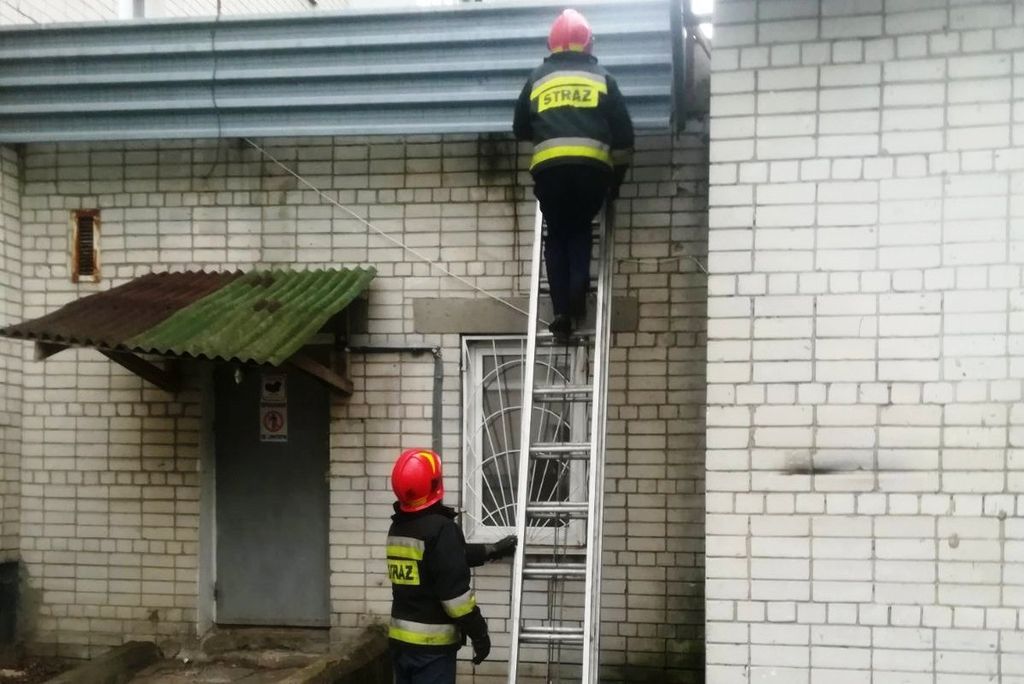 Маленького хлопчика, який випадково заблокувалася у квартирі на Чернігівщині, врятували
