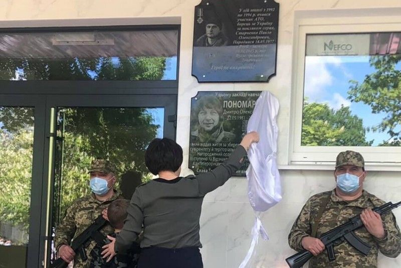 На чернігівській школі відкрили меморіальні дошки випускникам-героям (Фото)