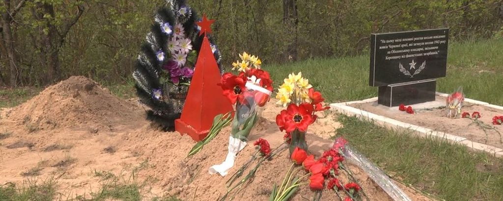 Лежали у відділку поліції три роки: останки двох невідомих воїнів поховали на Чернігівщині