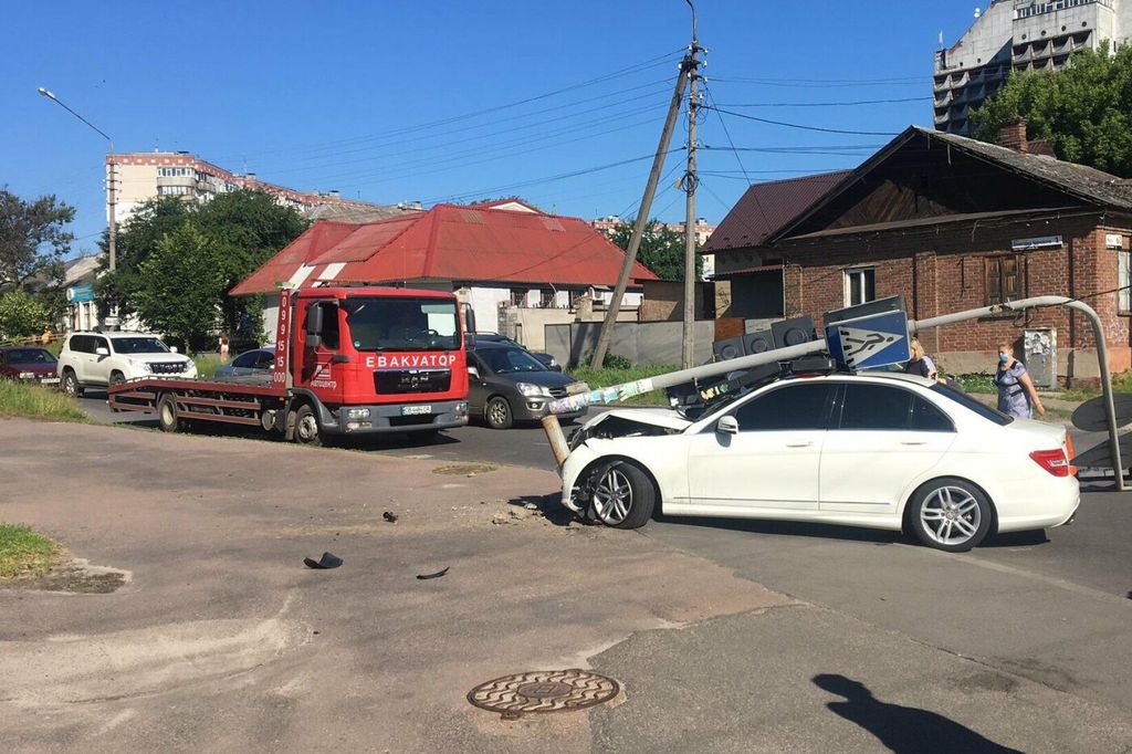 ДТП у Чернігові: п’яний водій зніс світлофор і сказав, що він перехожий (ВІДЕО)