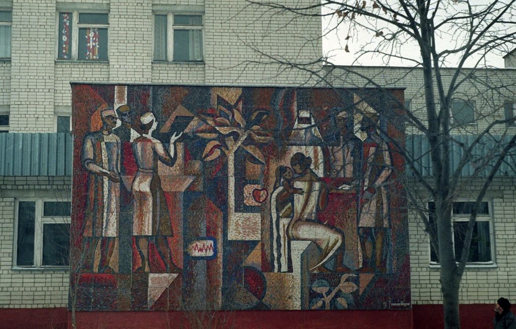 Унікальну мозаїку на поліклініці УМВС почали знищувати в Чернігові
