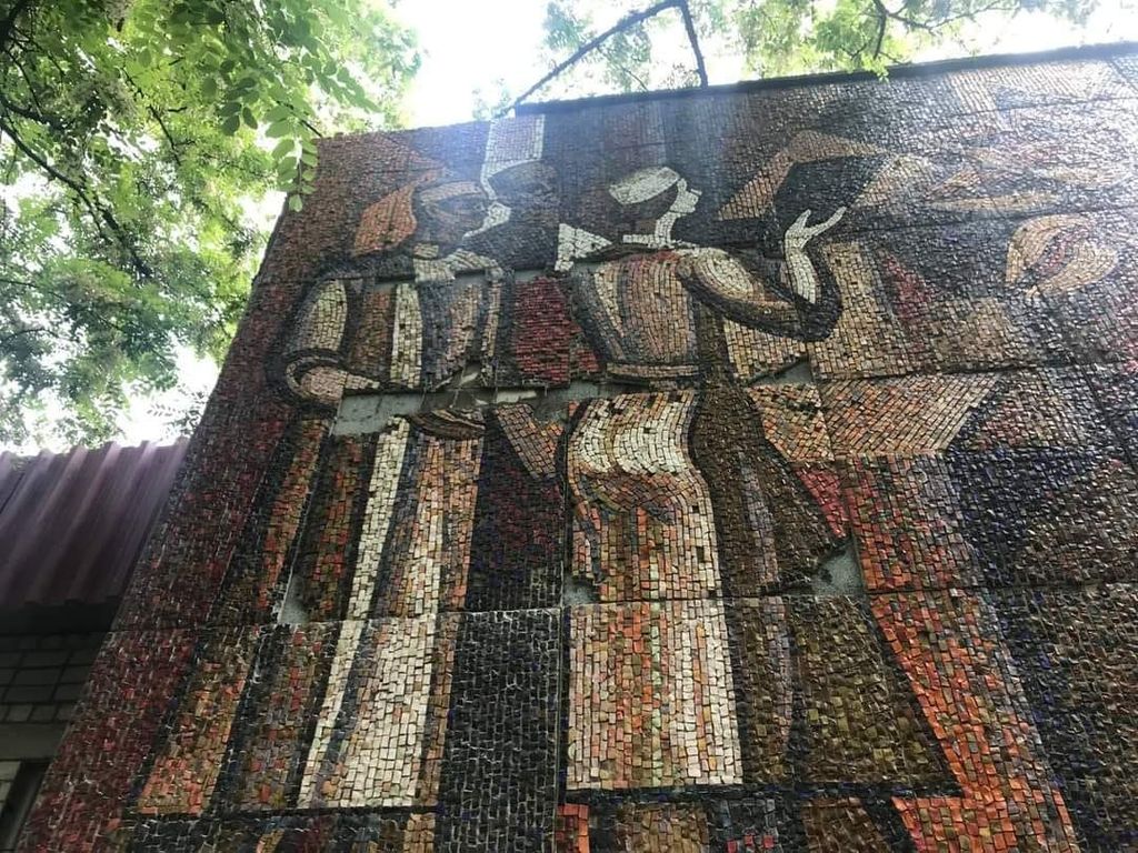 Мозаїку на чернігівській поліклініці УМВС почали відновлювати. Чи повернуть усе як було