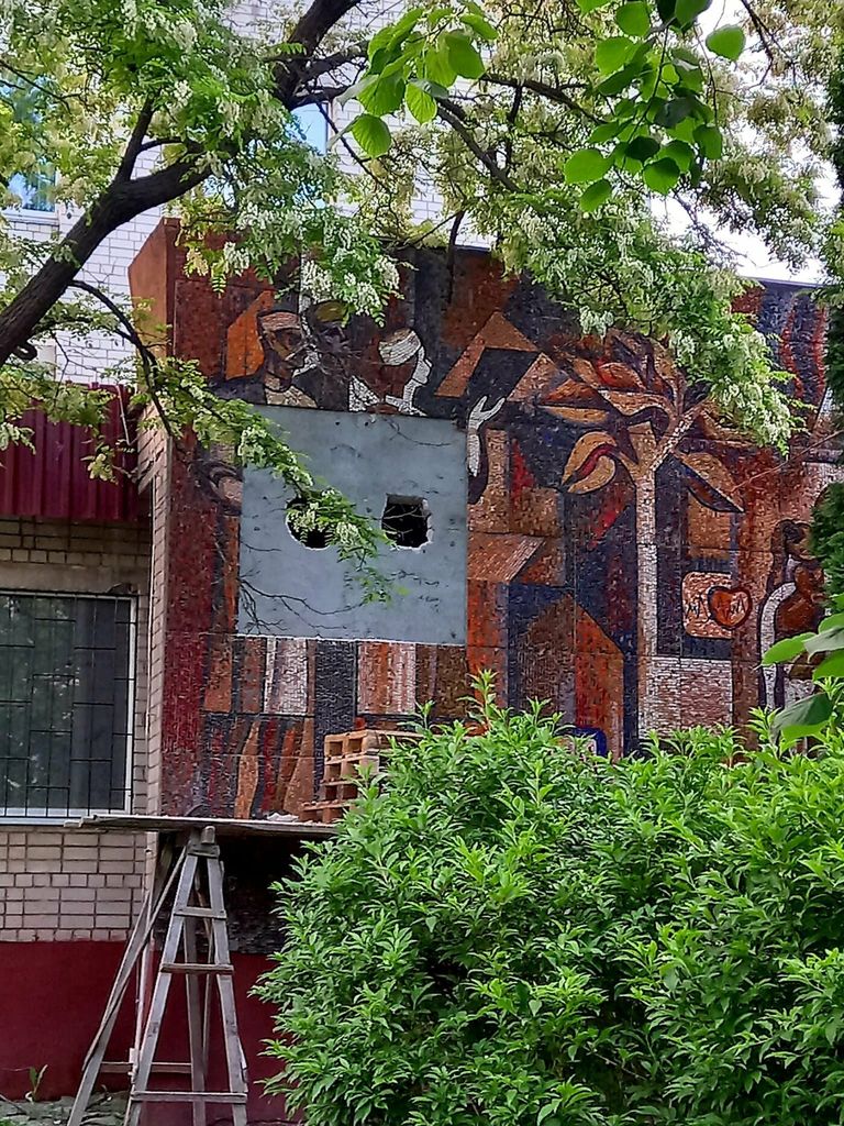 Унікальну мозаїку на поліклініці УМВС почали знищувати в Чернігові