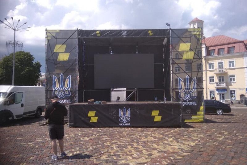 На Красній площі Чернігова встановили велетенський екран (Фотофакт)