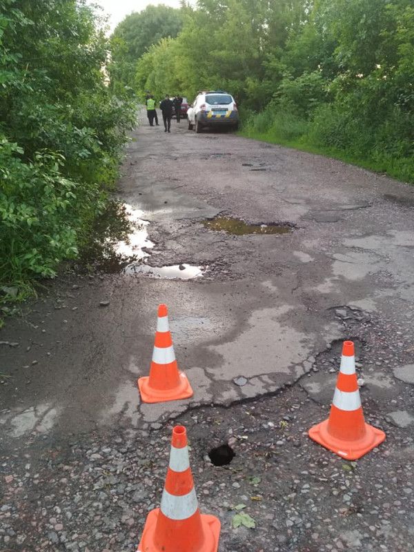 У громаді на Чернігівщині після зливи на дорозі утворилося провалля (Фотофакт)
