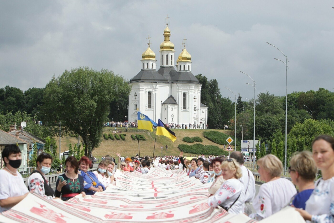 У Чернігові до Дня конституції розгорнули 200-метровий рушник єдності: чи став він рекордним для України