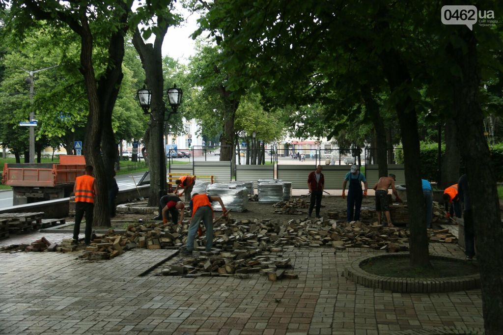 На Валу в Чернігові зривають стару бруківку: хто і чому розпочав капітальний ремонт