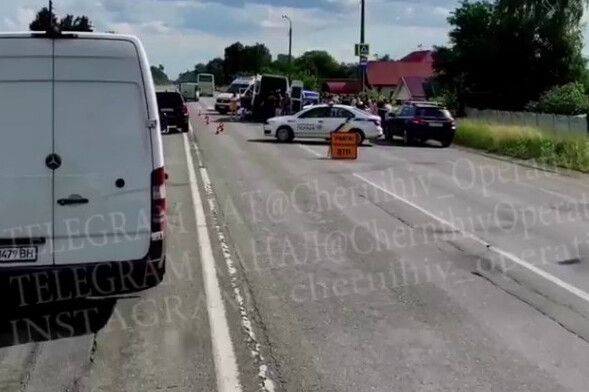 Зіткнення легковика та маршрутки на Чернігівщині: водії та 7 пасажирів отримали травми (Відео)