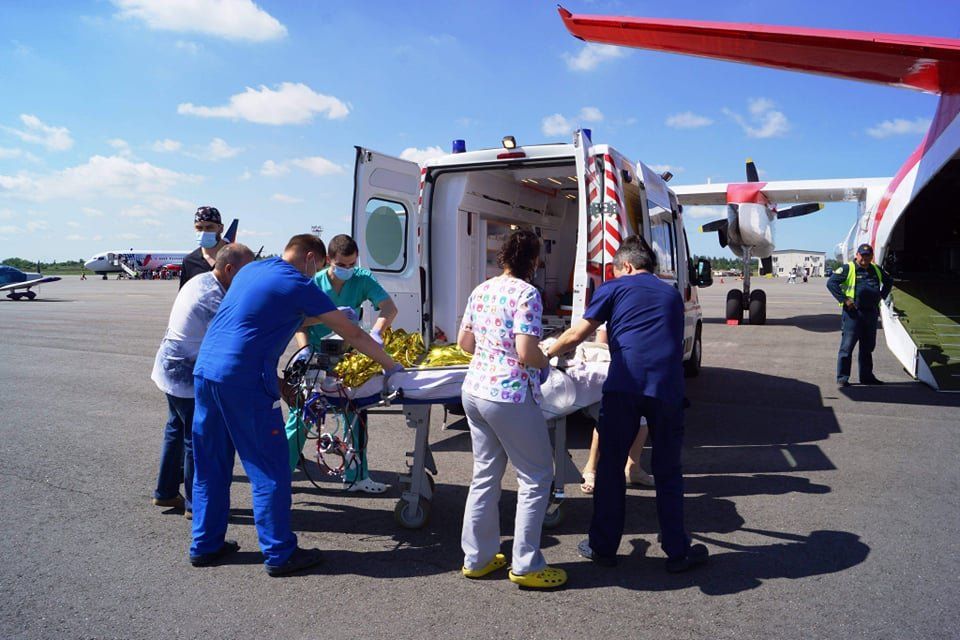 Важкохвору дівчинку із Запоріжжя доставили до Києва літаком з Чернігівщини