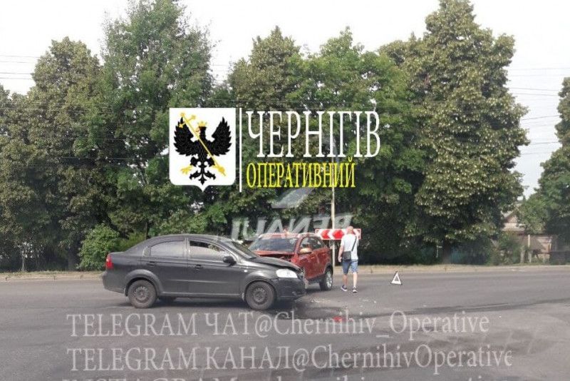 У Чернігові на перехресті зіштовхнулися два автомобілі (Фотофакт)