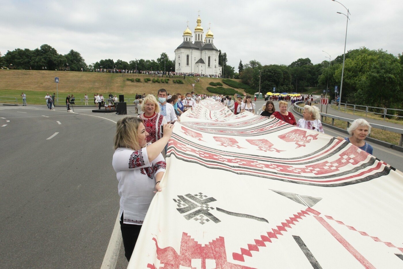 У Чернігові до Дня конституції розгорнули 200-метровий рушник єдності: чи став він рекордним для України