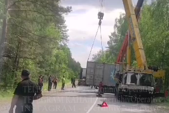 На Чернігівщині перекинувся контейнер з фури (Відеофакт)